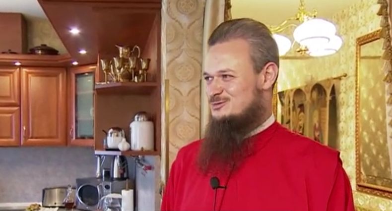 Вижте в какъв кичозен лукс и злато живее Дионисий, атакувал дома на Борисов
