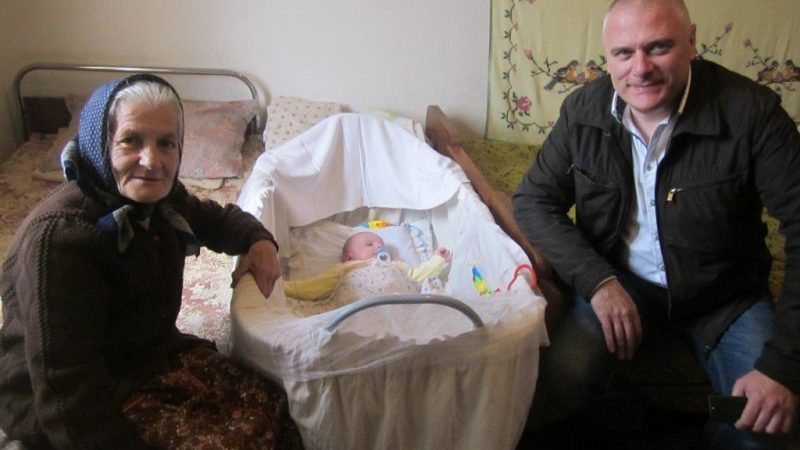 Борбената баба Недка от Раданово отгледала 22 деца, а със 150 лв. пенсия успява да се грижи и за правнуче