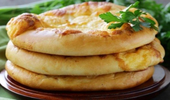 Почти няма човек, който да не обича пърленката! А ето как да си приготвим сами вкусна чеснова пърленка (РЕЦЕПТА)