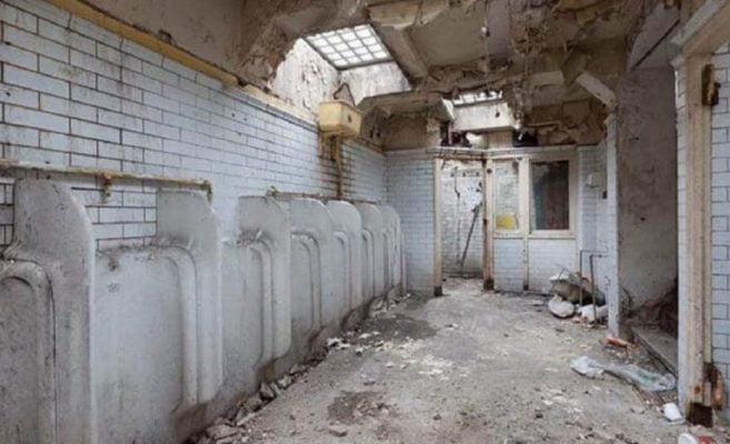 Жената, която живее в обществена тоалетна. Вижте СНИМКИ от дома ѝ