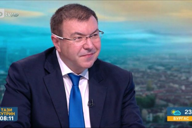 Министър Ангелов за ваксините: И в кренвиршите не знаете какво има, но ги ядете