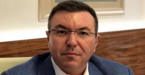 Министър Ангелов живее в дом с райска градина – вижте кокетната му къща (Снимки):