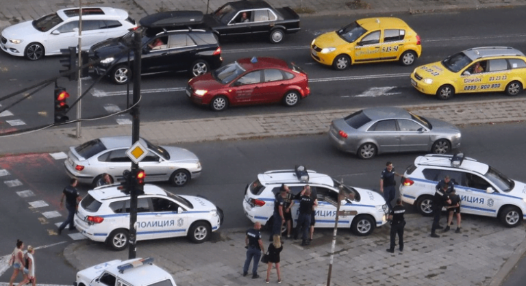 Въоръжена банда с пияни и дрогирани деца троши и бие наред по улиците на Бургас