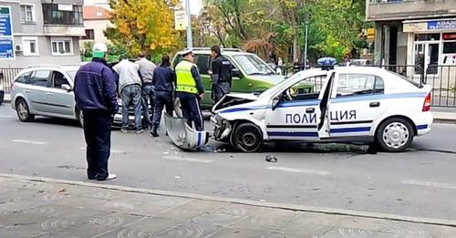 Зверска катастрофа с патрулка, шофьор на друга кола е в тежко състояние