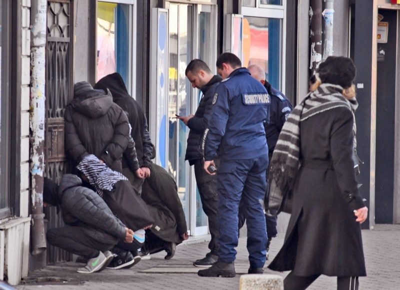 На Цариградско шосе в София почерня от полиция, арестуваха 10-ма