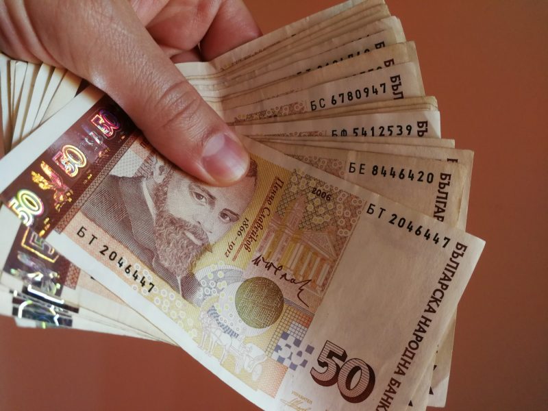 Коледа е все по-близо! Стана ясно кои служители ще получат до две основни заплати бонус