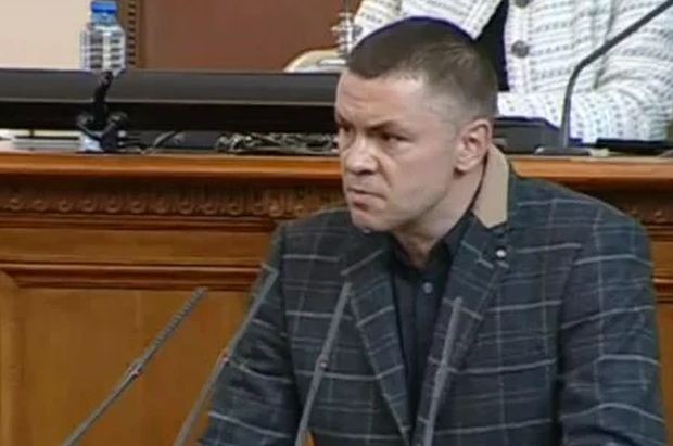 Войната се разгаря: Ицо Хазарта написа брутален коментар под поста на Костадинов