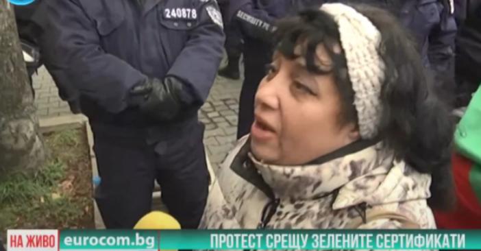 Жена от протеста: Аз вярвам в Бог и Костадин Костадинов