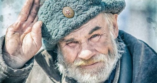 Той си купи бучка сирене от три лева и един вчерашен хляб от 45 ст. Познах го, този старец ми беше учител