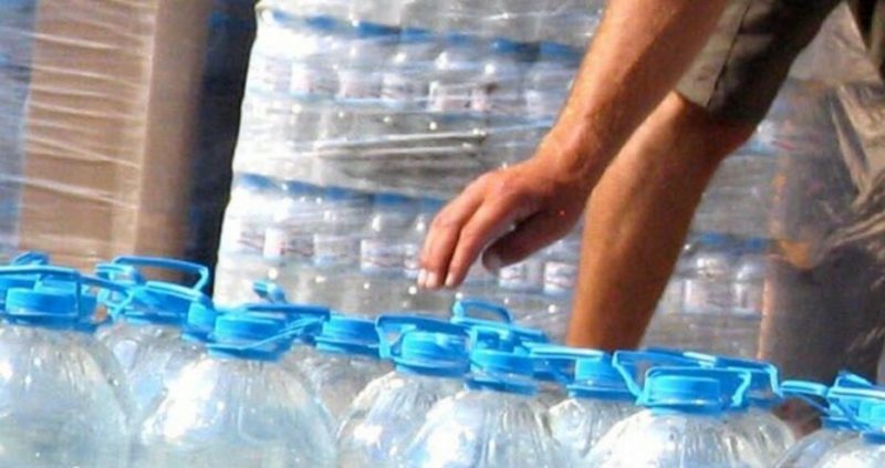Туби с минерална вода в магазин се оказаха пълни с ракия
