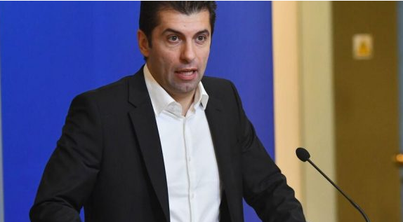 Кирил Петков към дипломиращи се лекари: Бихте ли бутнали човек от моста, за да загубите един човек, а не двама?