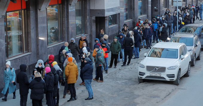 Хамбургери, пари в кеш и маркови дрехи – за какво се редят на опашка руснаците