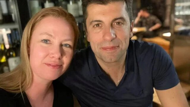 Уникален стил! Съпругата на Кирил Петков стана фотомодел / СНИМКИ