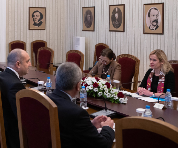 Радев: България ще помага на децата, търсещи спасение от войната в Украйна
