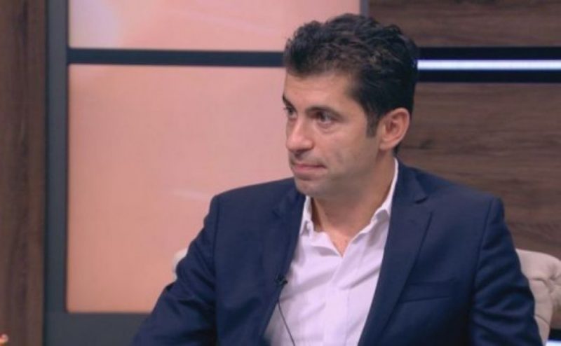 Министър Кирил Петков хвърля по 20 бона за училище на децата си (СНИМКИ)