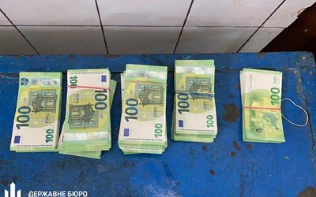Украинци бягат от ада на войната, но как ли? В джипове, пълни с евро