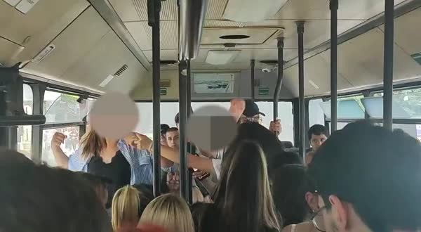Фрапираща агресия между девойки във варненски автобус (Видео)