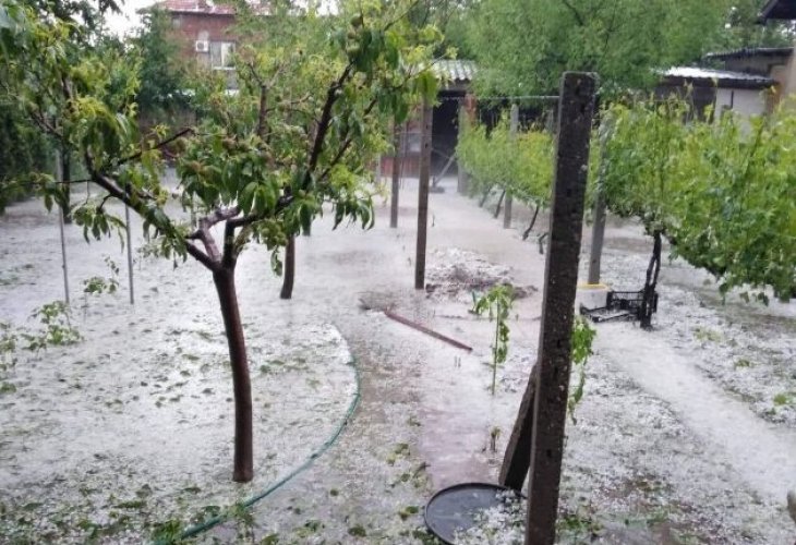 Нов апокалипсис удари България, за минути улиците станаха в реки, а нивите побеляха ВИДЕО