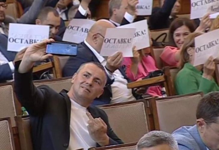 Грозен скандал в НС! Ицо Хазарта показа среден пръст на ГЕРБ и стана страшно! СНИМКИ