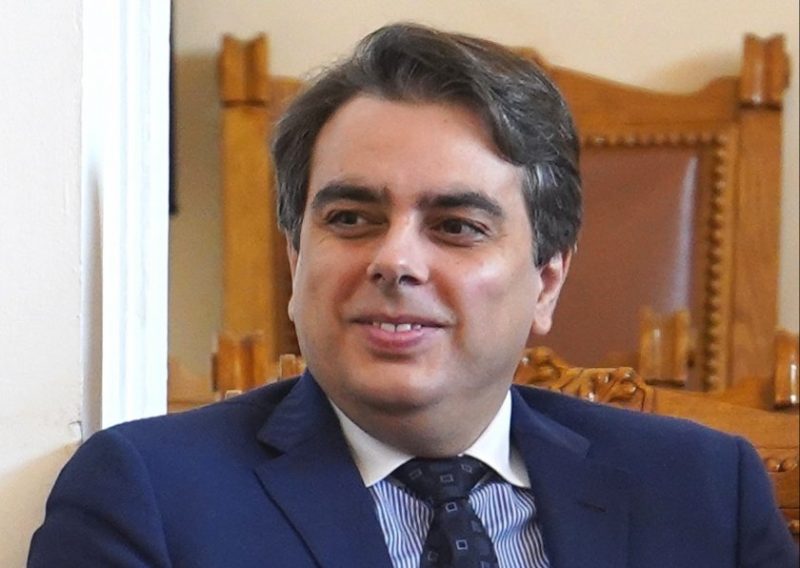 Скандал: Асен Василев няма висше образование? Никъде я няма дипломата му от Харвард