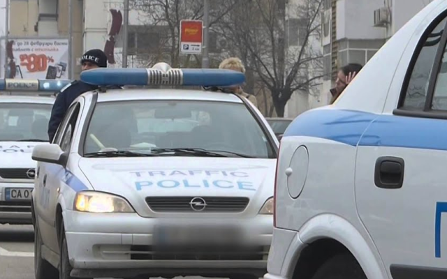 В МОМЕНТА: Семейна касапница в Сарафово! Озверял закла жена си, заби ножа в гърдите си! Ето кой се оказа