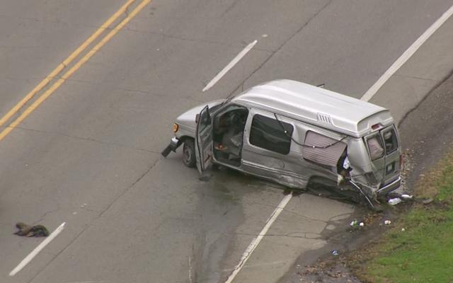 ВЗРИВ! Микробус с 40 мигранти катастрофира в Костинброд след гонка с полицията
