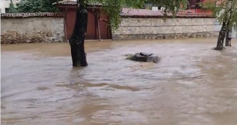 Потресаващи кадри! Копривщица е под вода! Стихията помита наред