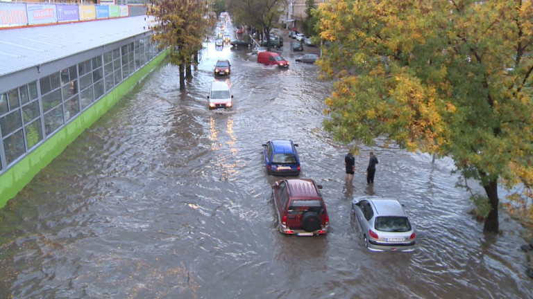 В Европа е потоп, но само до часове адът ще връхлети тези наши градове