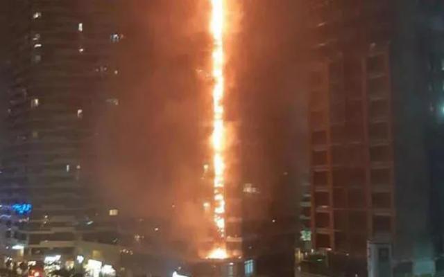 Предаваме от Истанбул, пейзажът е в пламъци! Гори една от най-високите сгради, страшно е