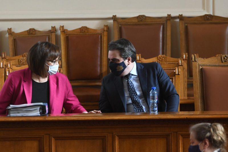 Асен Василев започна да коли и беси в ПП, сложи черен кръст на Корнелия Нинова