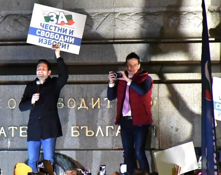 Грандиозен скандал с рекламната кампания на ПП, намесиха Парапета и „Squid game“