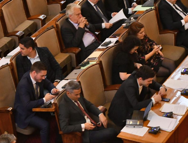 В парламента се споглеждат: Киро и Асен да не са избягали! Няма ги на работа, други заеха местата им