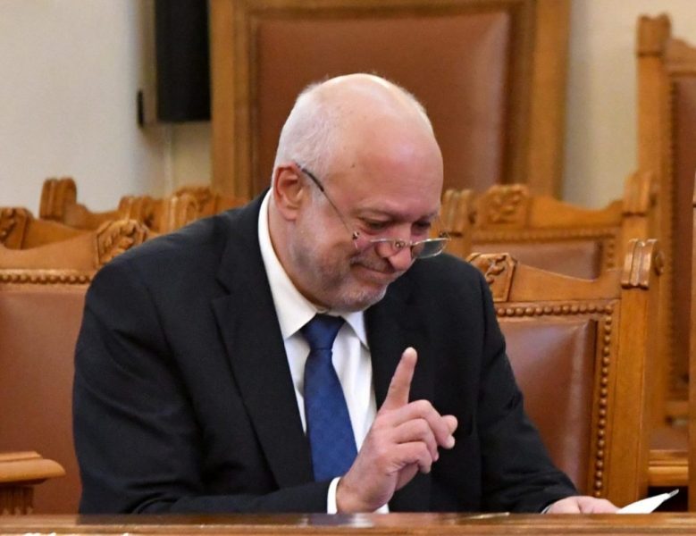 Минеков към директора на Народния театър: Нагъл тип