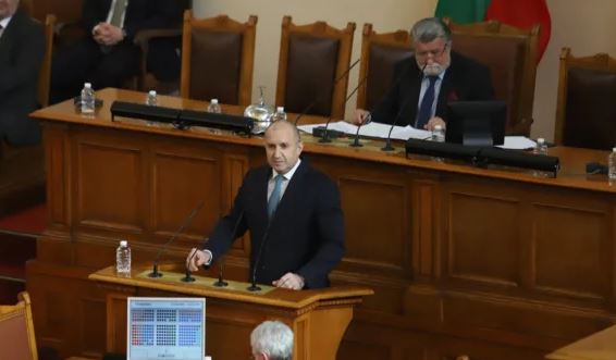 Политолог определи 49-ия парламент като нескопосан филм, а Радев като фалшиво загрижен