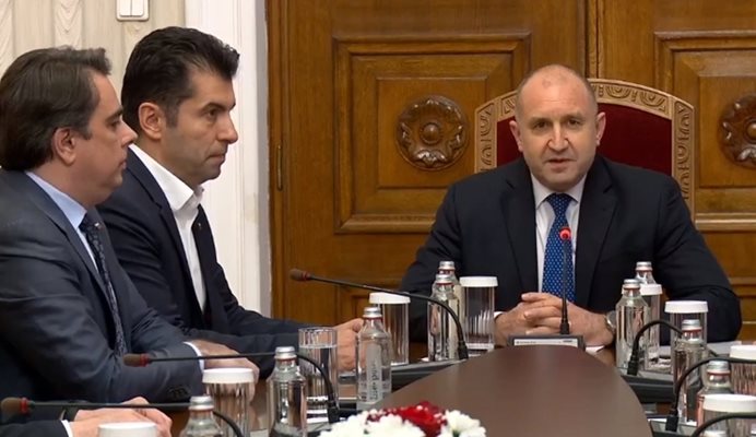Радев скастри „Промяната“, а Христо Иванов се подмаза: Вие сте господар на времето