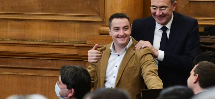 Смях в залата! Божанков с комична идея – как партиите да се разберат за кабинет