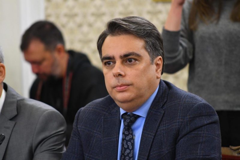 Привикаха спешно Асен Василев в парламента: Казвай ще расте ли бензина след войната с „Лукойл“
