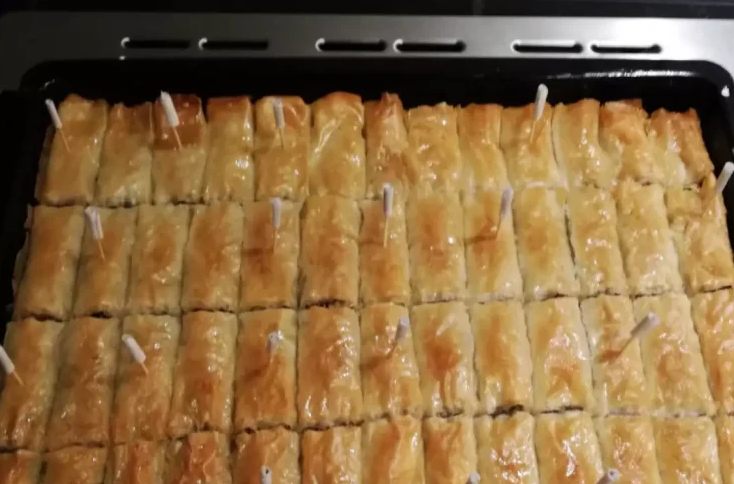 Хем баклава, хем сочна, хем с бисквити – онемяващо наситен вкус, а рецептата е много лесна