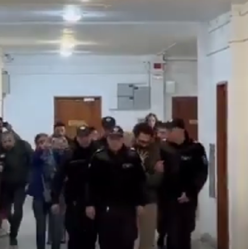 Ето го Георги, заклал родната си майка, превъртя в съда, хули и псува като обезумял ВИДЕО