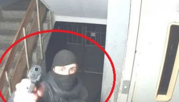 Въоръжени мъже нахлуха в столичен блок, направиха големи бели СНИМКИ