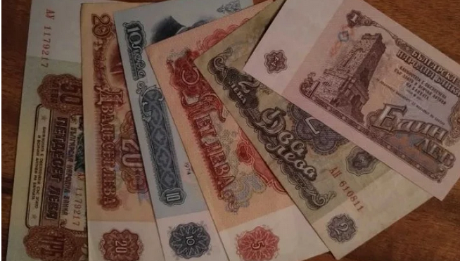 Пазите ли ги? Тази остаряла банкнота днес струва 2000 лв.