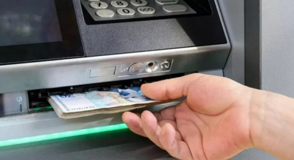 Трябва да знаеш новите такси: Ето колко взима всяка банка за теглене от банкомат