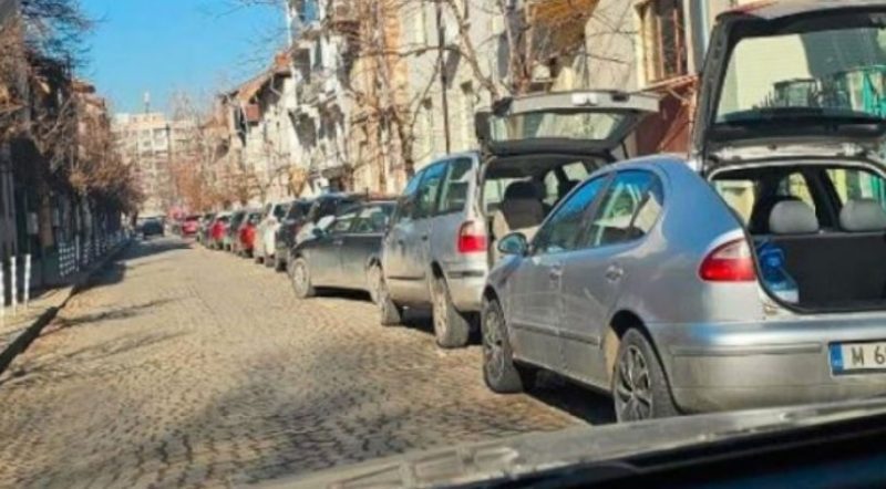 Хитрост: Шофьори оставят колите си с вдигнати багажници, за да не плащат синя зона