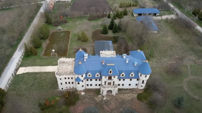 Не, не е Дисниленд, а последният имот на Доган в родното му село край Варна