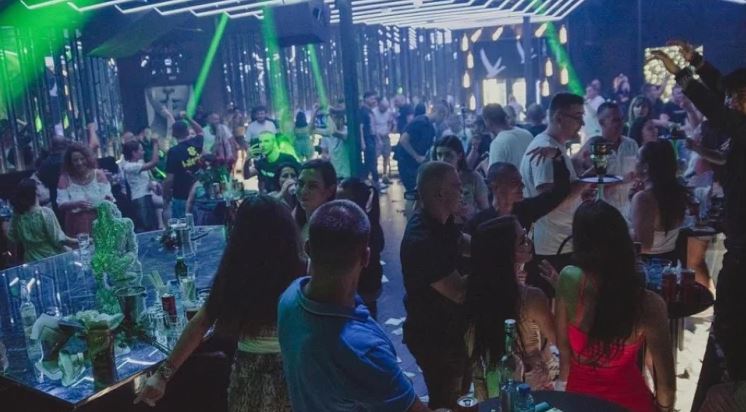 Скандално! Фотобомба: Босът на наш елитен клуб пие с футболисти и мацки преди мач
