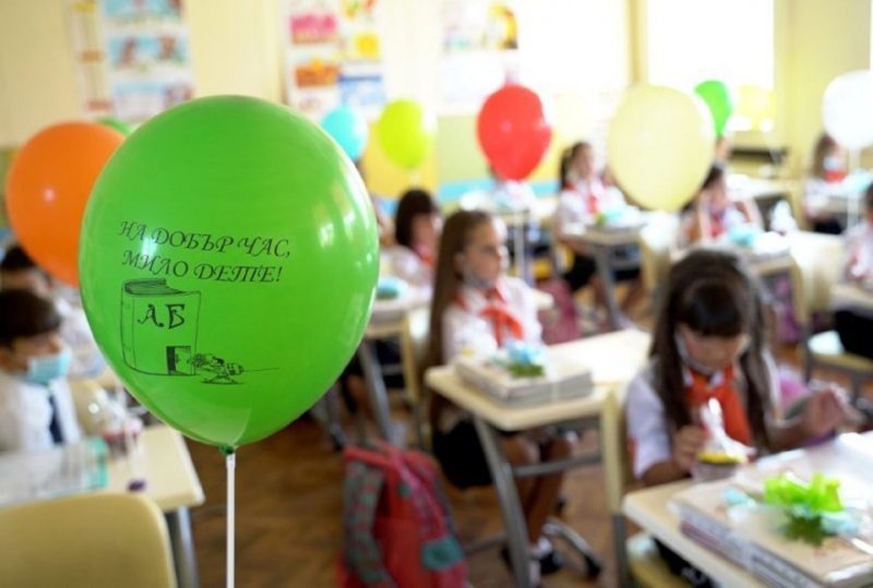 300 лева еднократна помощ за учениците: Какви са условията и как да кандидатстваме