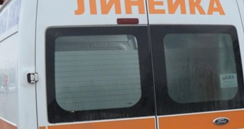 Катастрофира пълен автобус: Жена е с опасност за живота, има много ранени
