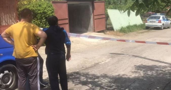 Жестоко убийство в Балчик: Пиян преби бившата си жена, а синът му взе мотика и…