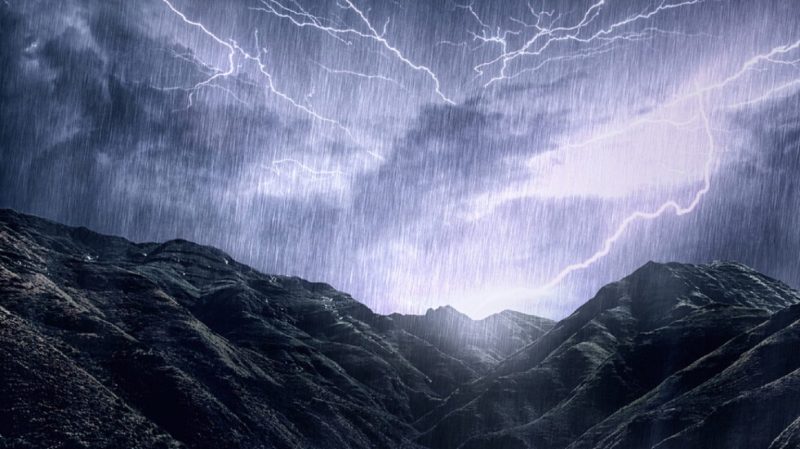 Какво да направите, ако сте попаднали в гръмотевична буря на планината