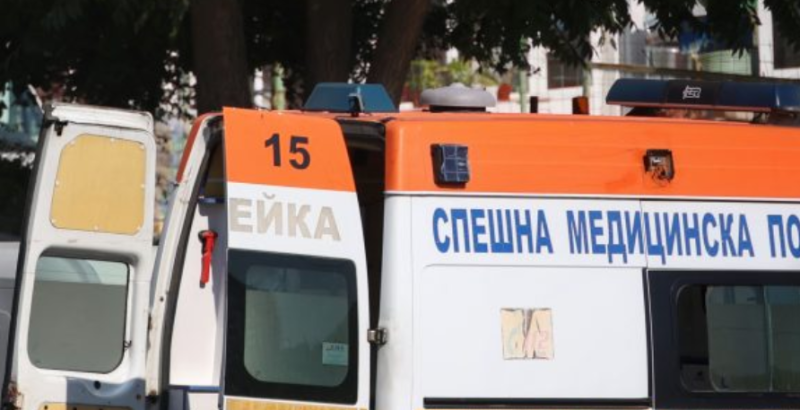 Извънредно: 20-годишна жена скочи с бебе от третия етаж на хотел